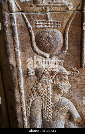 Incisioni sulla parete interna del Tempio di Edfu, è uno dei meglio conservati di santuari in Egitto, dedicato al dio falco Horus Foto Stock