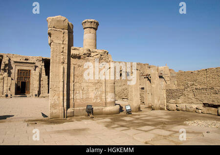 Vista parziale del Tempio di Edfu, è uno dei meglio conservati di santuari in Egitto, dedicato al dio falco Horus Foto Stock