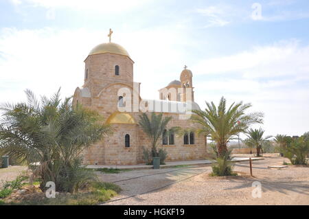 Chiesa ortodossa costruita accanto al fiume Giordano al battesimo sito in Giordania Foto Stock