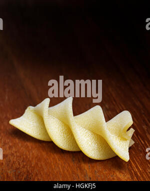 Isolato di pasta grezza su uno sfondo di legno Foto Stock