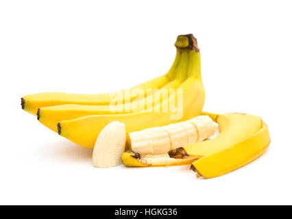 Banana e fette di banana e la pelle su sfondo bianco Foto Stock