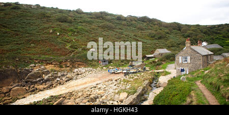 Piccole barche da pesca tirata fuori su Penberth scalo, Cornwall, Inghilterra, Regno Unito. Foto Stock