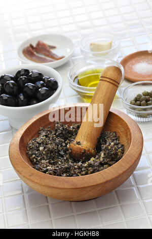 Rendendo tapenade, francese pasta di olive nere Foto Stock