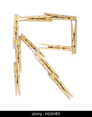 La lettera R di materiale legnoso clothespins isolato su bianco Foto Stock