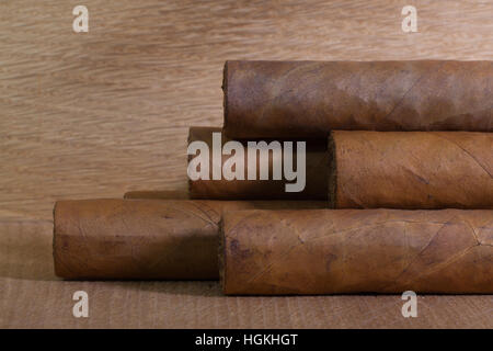 Lusso sigari cubani sul tavolo di legno. Foto Stock