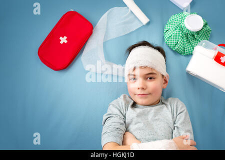 Bambino con bende giacenti nel letto Foto Stock