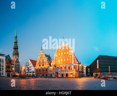 Riga, Lettonia - 1 Luglio 2016: Scenic Vista panoramica della piazza del Municipio, popolare Showplace con famosi punti di riferimento su di esso in serata brillante illuminazione I Foto Stock