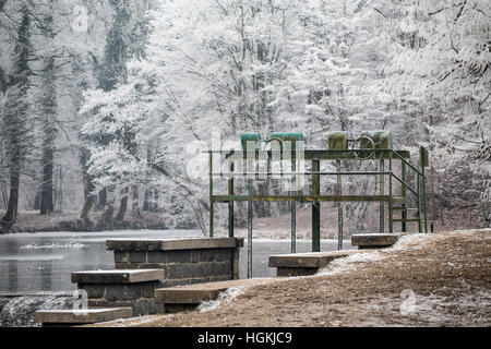 Azionato manualmente i comandi delle ruote e saracinesca su stagno Foto Stock