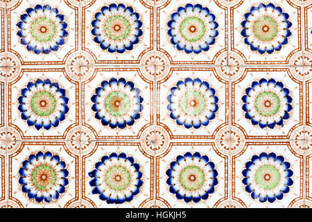 Antica Ceramica parete Peranakan tile pattern su un vecchio negozio di Cino-portoghese house di Georgetown, Penang, Malaysia. Foto Stock