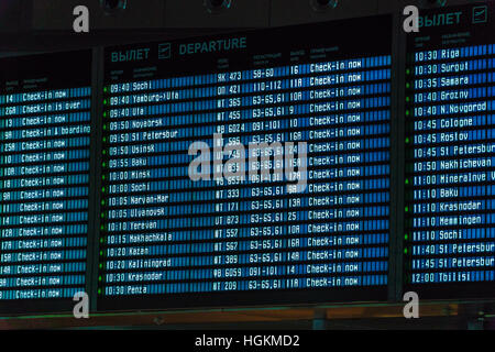 Mosca, Russia - 25 dicembre 2016: la pianificazione dei voli visualizzati sul display di partenza e di arrivo aeroporto Vnukovo Foto Stock