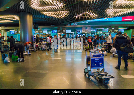 Mosca, Russia - 25 dicembre 2016: Passeggeri stand presso la reception e il bagaglio aeroporto Vnukovo Foto Stock