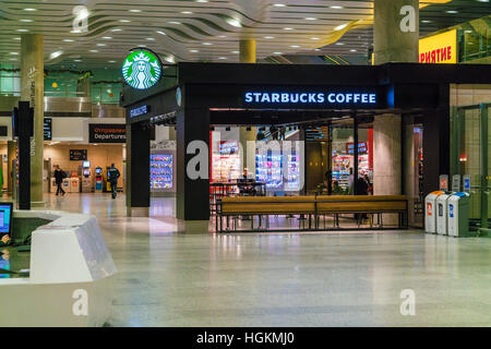 SAINT PETERSBURG, Russia - 25 dicembre 2016: passeggeri in attesa per gli arrivi a Starbucks Cafe in Aeroporto Pulkovo Foto Stock