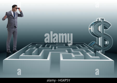 Uomo che cerca di raggiungere dollari attraverso il labirinto Foto Stock