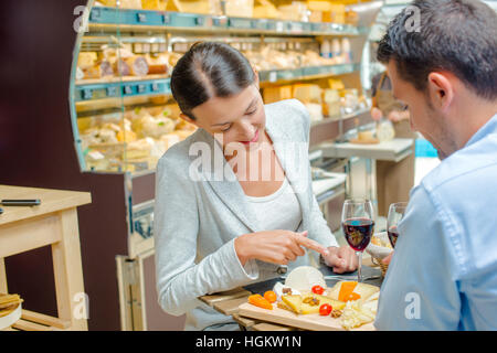 Paio di mangiare in un ristorante Foto Stock