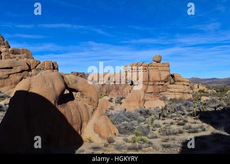 Dito sfiora verso la sfera la formazione di Boulder, Joshua Tree National Park, California Foto Stock