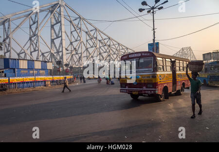 La mattina presto il traffico della città vicino a quella di Howrah ponte adiacente alla stazione ferroviaria di Howrah. Foto Stock