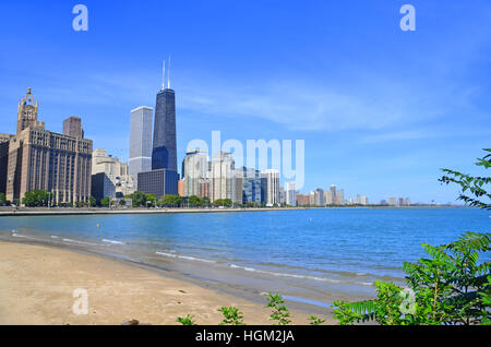 Il lago Michigan shore e sullo skyline di Chicago lungo Lakeshore Drive. Foto Stock