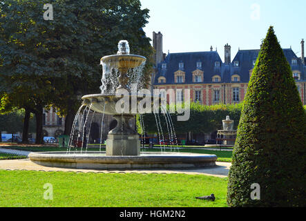 Fontana in Place des Vosges a Parigi, Francia Foto Stock
