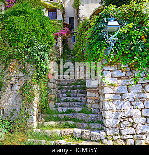 Vecchio di gradini di pietra che conduce fino al vecchio villaggio francese di Saint Paul de Vence, Francia Foto Stock