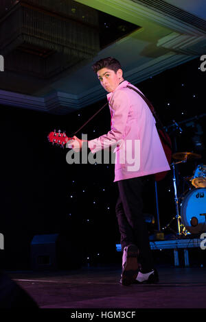 Emilio Santoro di prendere parte ad un tributo di Elvis contest at The Metropole Hotel, Birmingham Foto Stock