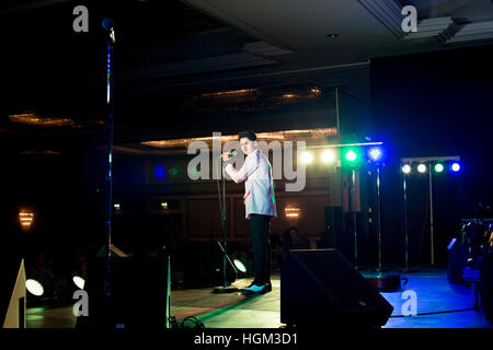 Emilio Santoro di prendere parte ad un tributo di Elvis contest at The Metropole Hotel, Birmingham Foto Stock