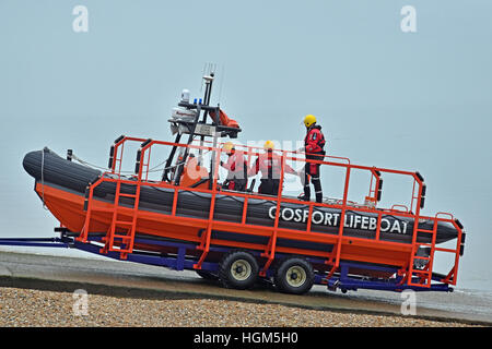 I membri del Gosport & Fareham Inshore Rescue Service tornano in una mattinata nebbiosa su un gommone gonfiabile Foto Stock