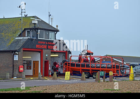 Membri di Gosport & Fareham costiera servizio di salvataggio di ritornare su una mattinata nebbiosa. Foto Stock