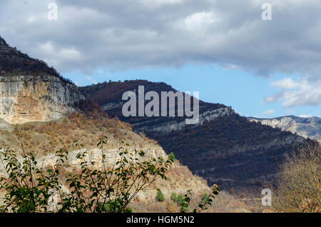 Magnifica Lakatnik rocce in piena altezza, Iskar river contaminano, provincia di Sofia, Bulgaria Foto Stock