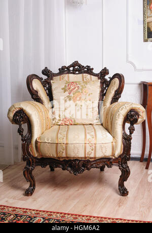 Legno di lusso sedia antica in camera Foto Stock