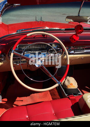 Un'auto sportiva decappottabile d'epoca. MG. Nessun conducente. Nessun passeggero. Nessuna gente. Mostra l'attrezzatura standard. Da vicino. Foto Stock