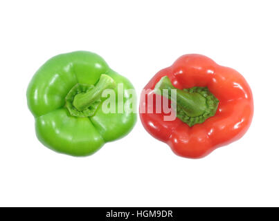 Close-up di due mature colore brillante peperoni, uno rosso e uno verde con il gambo isolato su sfondo bianco Foto Stock