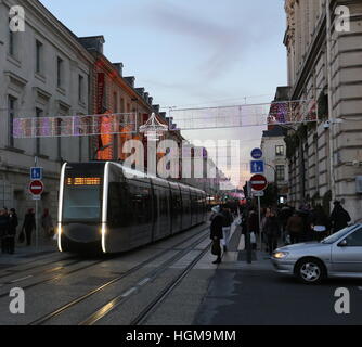 Il tram su Rue Nationale Tours Francia Dicembre 2016 Foto Stock