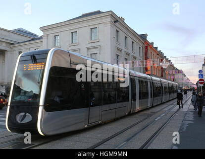 Il tram su Rue Nationale Tours Francia Dicembre 2016 Foto Stock
