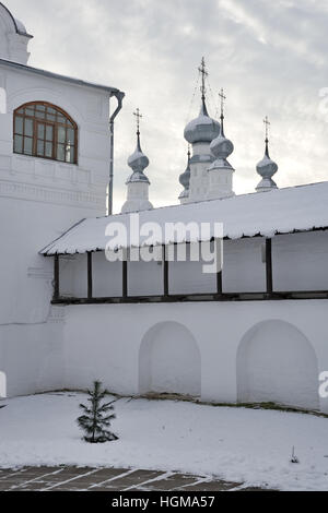 Al muro fortificato del convento Pokrovsky prima nevicata. Le mura fortificate di intercessione convento di Suzdal, Russia. Foto Stock