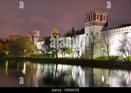 La riflessione di Novodevichy monastero muro al crepuscolo. Vista notturna dal grande stagno in Novodevichy Park. Mosca, Russia Foto Stock