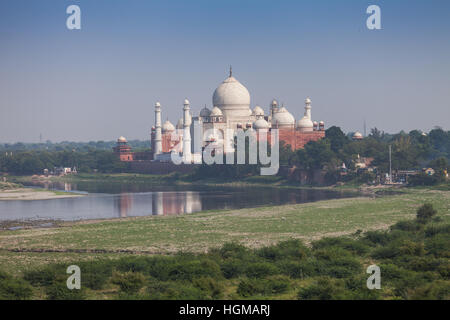 Vista del Taj Mahal di metà distanza sopra il fiume Yamuna, Agra, India Foto Stock