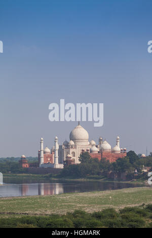 Vista del Taj Mahal di metà distanza sopra il fiume Yamuna, Agra, India Foto Stock