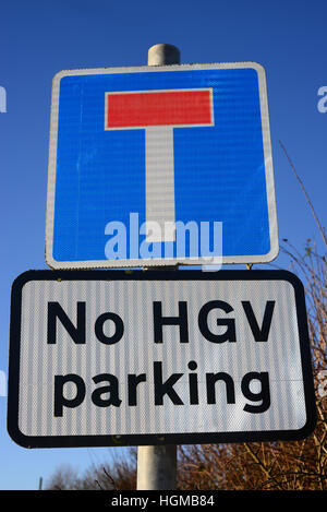 Cartello segnaletico Nessuna hgv parcheggio alla fine della strada in avanti dello Yorkshire Howden UK Foto Stock