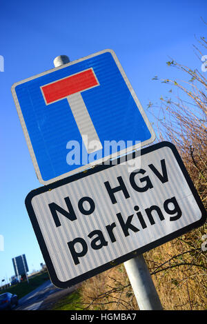 Cartello segnaletico Nessuna hgv parcheggio alla fine della strada in avanti dello Yorkshire Howden UK Foto Stock