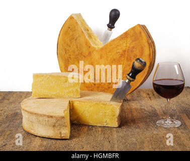Vecchio formaggi con vino sulla tavola di legno Foto Stock