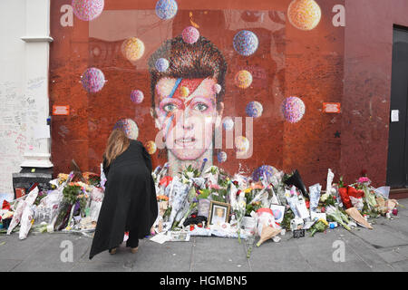 I fan hanno lasciato tributi floreali al Murale di David Bowie a Brixton nel primo anniversario della sua morte, Brixton, London.UK Foto Stock