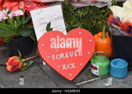 Omaggi floreali a sinistra da ventole sul primo anniversario di David Bowie morte,Brixton,London REGNO UNITO Foto Stock