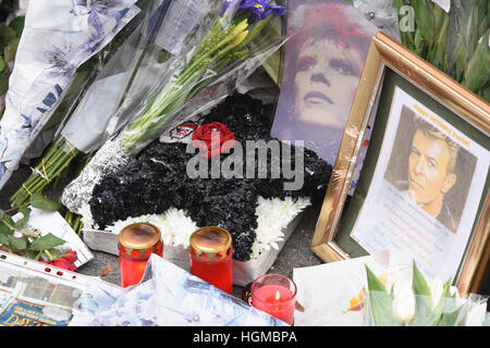 Omaggi floreali sinistra sul primo anniversario di David Bowie a morte il murale di Brixton,London REGNO UNITO Foto Stock