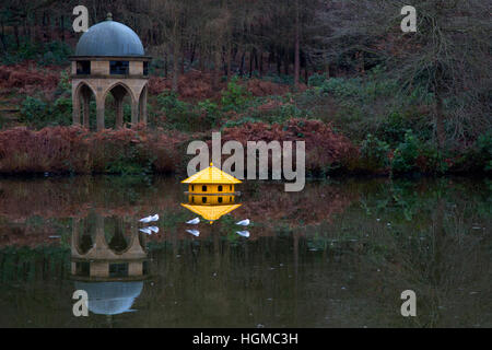 Gazebo duck house gabbiani Benbow pond Cowdray Park Easebourne Sussex Foto Stock