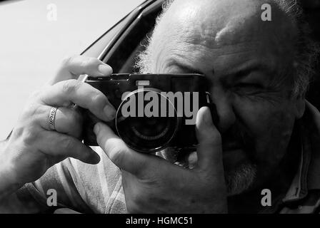 L'uomo prendendo fotografie con Fuji Fujifilm X100T telecamera in bianco e nero Isle of Wight England Regno Unito Foto Stock