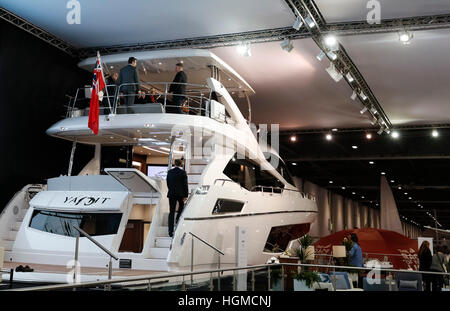 Londra, Regno Unito. Decimo gen, 2017. I visitatori sono visti all'interno di uno yacht al London Boat Show a ExCel di Londra, Gran Bretagna il 10 gennaio, 2017. © Han Yan/Xinhua/Alamy Live News Foto Stock