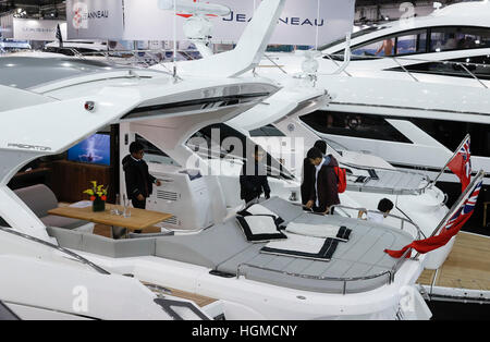 Londra, Regno Unito. Xi gen, 2017. Studente visitatore visualizza uno yacht al London Boat Show a ExCel di Londra, Gran Bretagna. © Han Yan/Xinhua/Alamy Live News Foto Stock