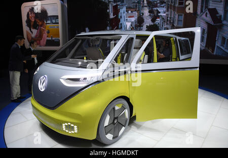 (170110) -- DETROIT (STATI UNITI), 10 gennaio, 2017 (Xinhua) -- il self-la guida di Volkswagen AG I.D. Buzz concetto veicolo è visibile durante il 2017 North American International Auto Show (NAIAS) a Detroit, gli Stati Uniti, il 10 gennaio, 2017. Il North American International Auto Show (NAIAS) aperto qui lunedì. (Xinhua/Yin Bogu) Foto Stock