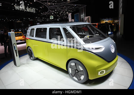 (170110) -- DETROIT (STATI UNITI), 10 gennaio, 2017 (Xinhua) -- il self-la guida di Volkswagen AG I.D. Buzz concetto veicolo è visibile durante il 2017 North American International Auto Show (NAIAS) a Detroit, gli Stati Uniti, il 10 gennaio, 2017. Il North American International Auto Show (NAIAS) aperto qui lunedì. (Xinhua/Yin Bogu) Foto Stock