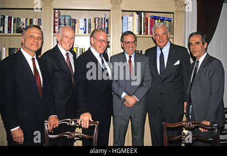 6 maggio 2015 - Washington, Distretto di Columbia, Stati Uniti d'America - In questo file foto datata 30 novembre 1988, il Presidente della Camera dei rappresentanti degli Stati Uniti Jim Wright (Democratico del Texas) incontra i leader democratici consiglio di Washington DC da sinistra a destra: Segretario della Conferenza democratica il senatore David Pryor (Democratico di Arkansas), U.S. Della maggioranza del senato frusta Alan Cranston (Democratico della California), altoparlante Wright, in prossimi U.S. Il leader della maggioranza del senato George Mitchell (Democratico del Maine), in prossimi U.S. Casa il leader della maggioranza Tom Foley (Democratico di Washington) Foto Stock